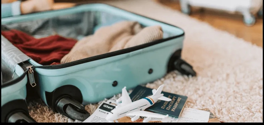 Co można zabrać do samolotu w bagażu głównym? Unikaj zakazanych przedmiotów